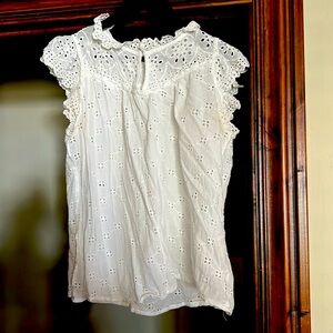 Women’s or Jr’s cute white top